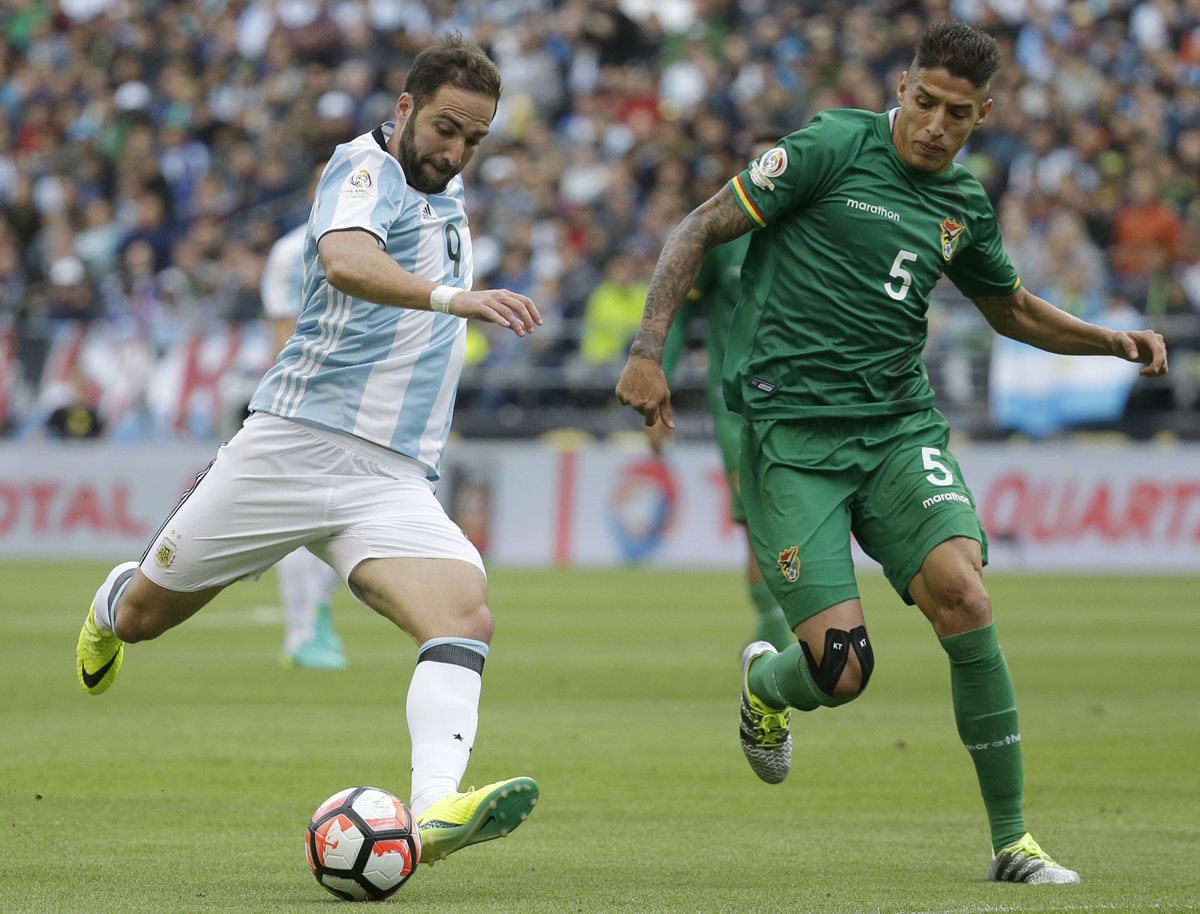 Nelson Cabrera, derecha, jugó dos partidos con la selección de Bolivia. Cabrera es nacido en Paraguay y naturalizado boliviano. (Foto Prensa Libre: AFP)