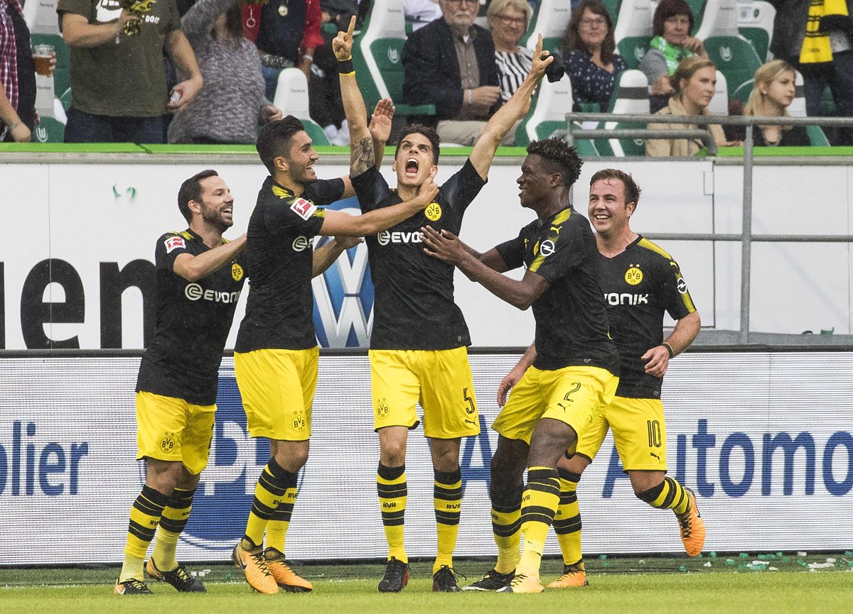 Bartra alzó sus brazos y con la mirada puesta al cielo recordó a las víctimas del atentado del pasado jueves. (Foto Prensa Libre: AFP)