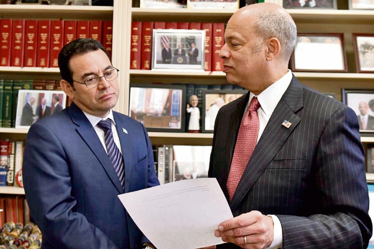 Jimmy Morales finalizó su viaje a Estados Unidos con una reunión con el secretario de Seguridad Nacional, Jeh Johnson. (Foto Prensa Libre: Presidencia)