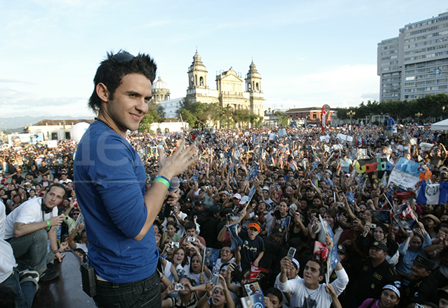 El cantante guatemalteco Carlos Peña durante el recibimiento que le dieran miles de personas luego de ganar el concurso Latin American Idol. 1/10/2007. (Foto: Hemeroteca PL)