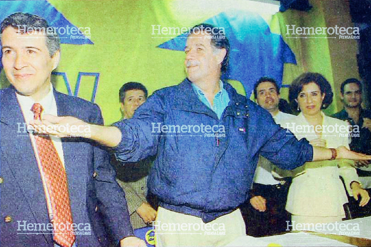 Óscar Berger, en febrero de 1999, en medio de Héctor Cifuentes y Arabella Castro. (Foto: Hemeroteca PL)