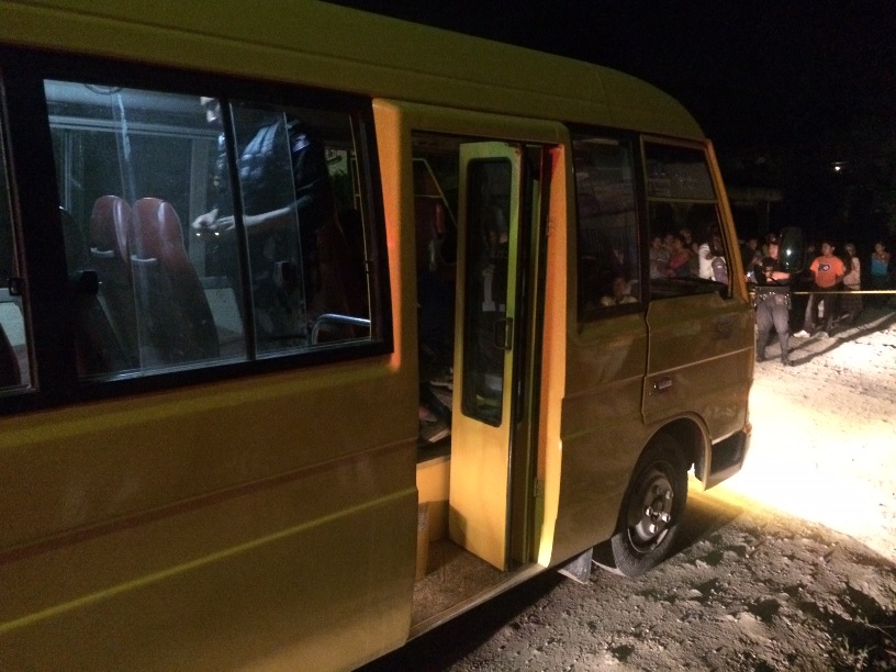 Agente de la PNC inspecciona el autobús que conducía la víctima. (Foto Prensa Libre: Eduardo Sam)