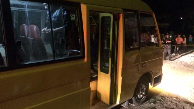 Agente de la PNC inspecciona el autobús que conducía la víctima. (Foto Prensa Libre: Eduardo Sam)
