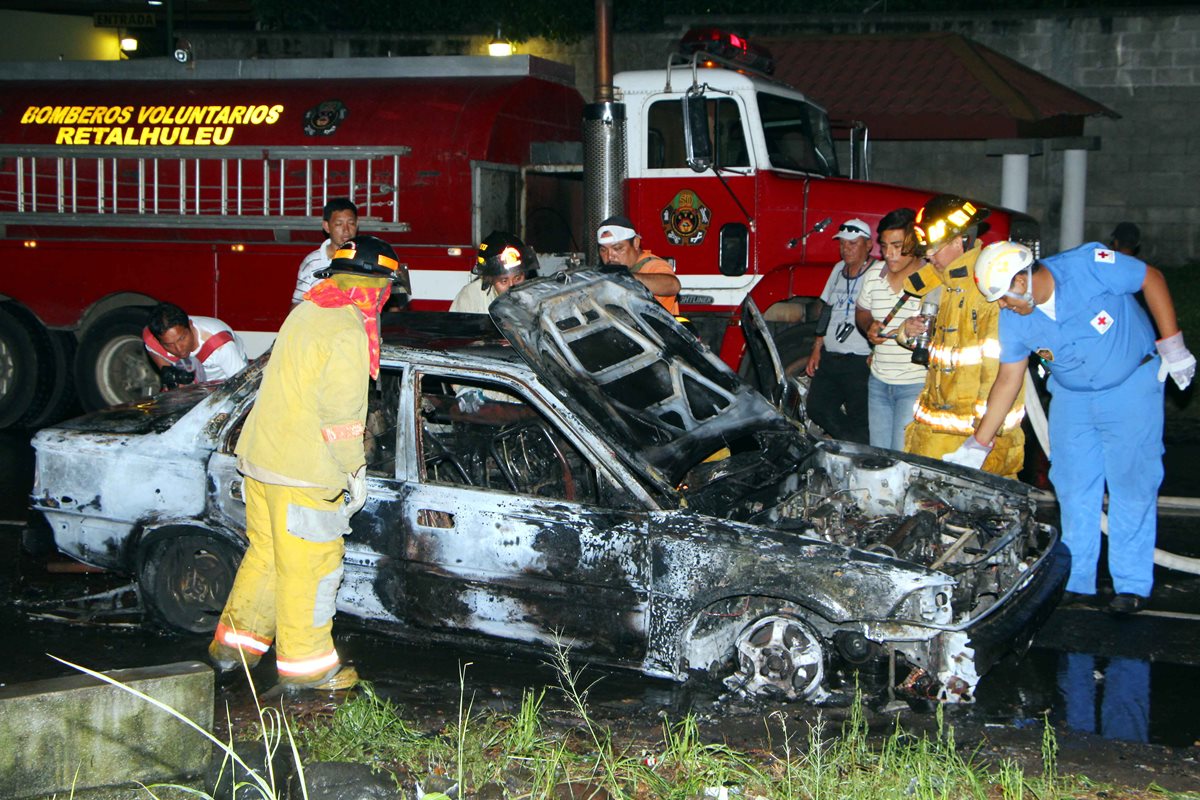El automóvil quedó destruído totalmente. (Foto Prensa Libre: Rolando Miranda)