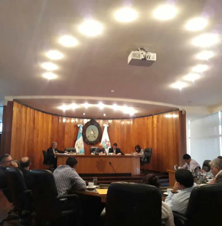 Durante la reunión del Concejo capitalino, se otorgó licencia a la síndico primero. (Foto Prensa Libre: Edwin Pitán)