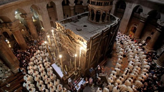 Representantes de la Iglesia católica romana rodean el Edículo, donde se cree están los restos de Jesús. GETTY IMAGES