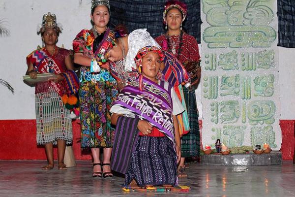 Jaqueline Quiche invistió a Sindy Marroquín. (Foto Prensa Libre: Rolando Miranda)