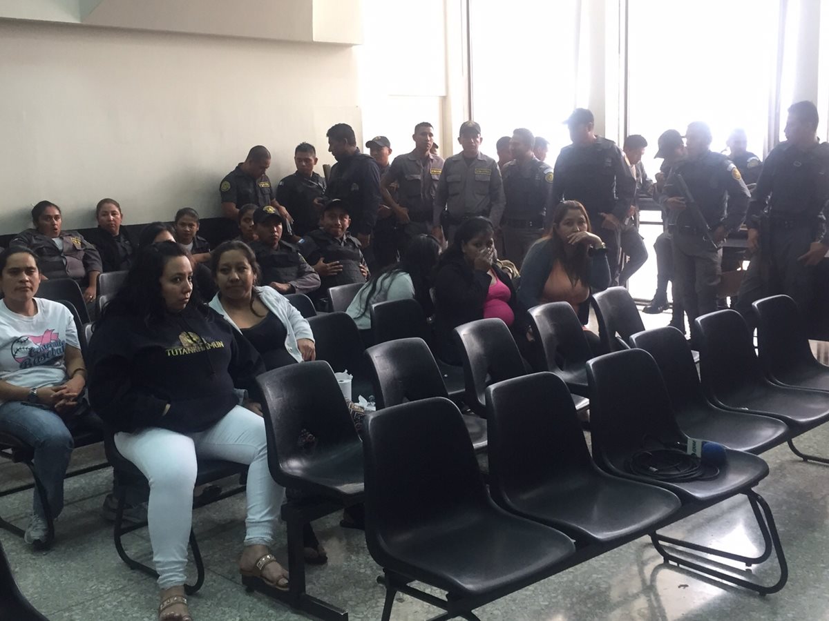 Luego de desalojar la sala de audiencias, los supuestos pandilleros volvieron a ser ingresados para continuar con la sesión. (Foto Prensa Libre: Paulo Raquec)