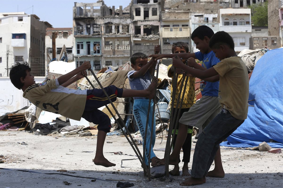Los niños han sido reclutados a la fuerza o utilizados por todas las partes en el conflicto. (Foto Prensa Libre: AFP).