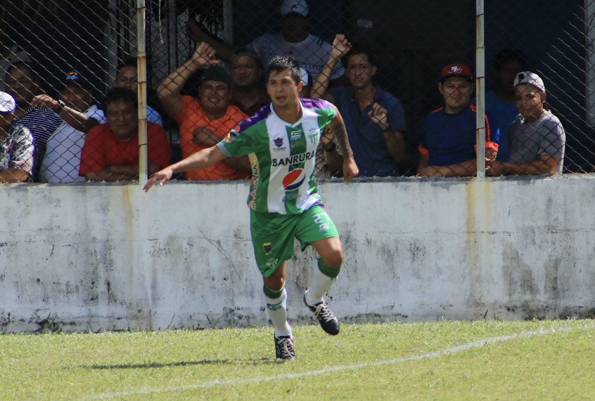 Alejandro Díaz abrió el marcador para el cuadro colonial que se impuso de visita a Iztapa. (Foto Prensa Libre: Enrique Paredes)