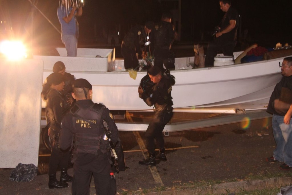 Agentes antinarcóticos de la PNC descargan los bultos de las lanchas en la Base Naval del Pacífico, en Puerto San José Escuintla. (Foto Prensa Libre: PNC)