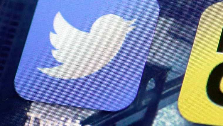 La red social Twitter anunció que eliminará empleos dentro de un plan de reestructuración. (Foto Prensa Libre: AP)
