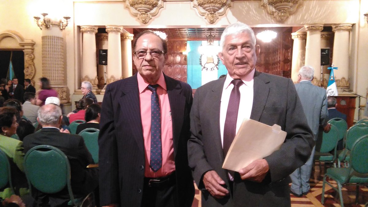Carlos González (derecha) y Juan José Pontaza en el acto protocolario de la Orden Vicepresidencial. (Foto Prensa Libre: Francisco Sánchez)