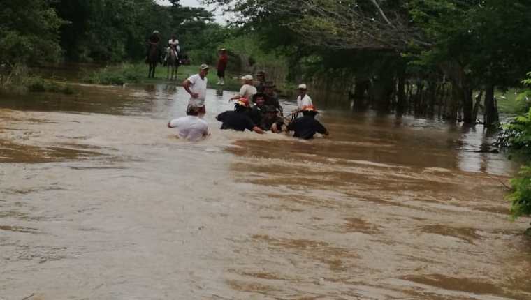 El Insivumeh advierte de la crecida repentina de los ríos por las fuertes lluvias, principalmente en Jutiapa y Escuintla. (Foto: Bomberos Municipales Departamentales)
