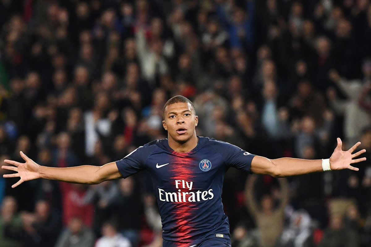 Kylian Mbappé festejó a lo grande el fin de semana, con el PSG. (Foto Prensa Libre: AFP)