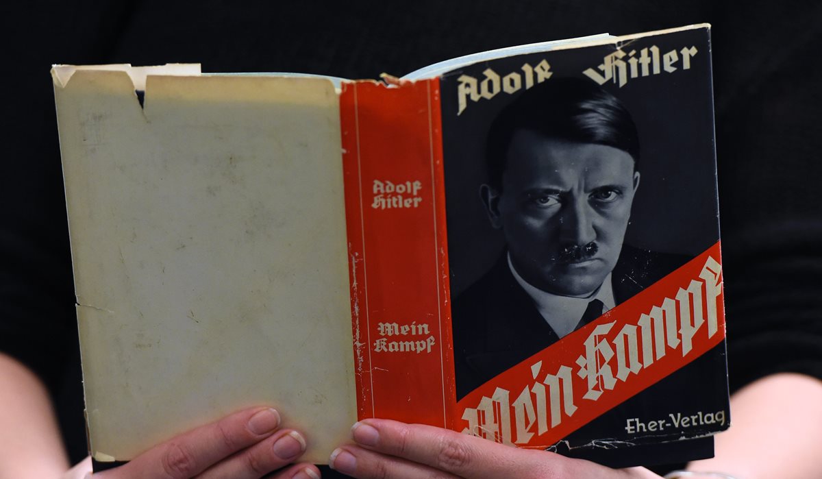 El libro revela informe médico de Hitler que señala que sólo tenía un testículo. (Foto Prensa Libre: AFP).