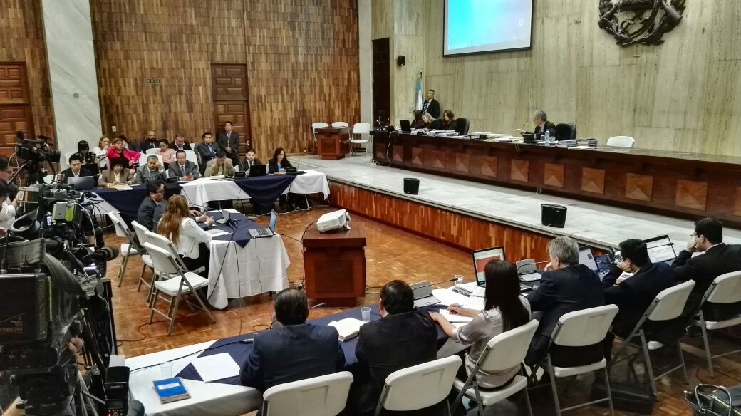 El juez Miguel Ángel Gálvez preside la audiencia, en la Sala de Vistas de la CSJ (Foto Prensa Libre: Edwin Bercián)