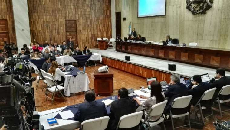 El juez Miguel Ángel Gálvez preside la audiencia, en la Sala de Vistas de la CSJ (Foto Prensa Libre: Edwin Bercián)