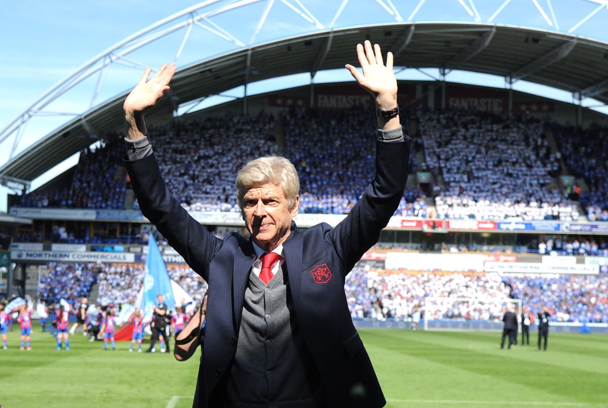 Wenger se acercó a saludar a los aficionados del Arsenal que hicieron el viaje hasta Huddersfield. (Foto Prensa Libre: EFE)