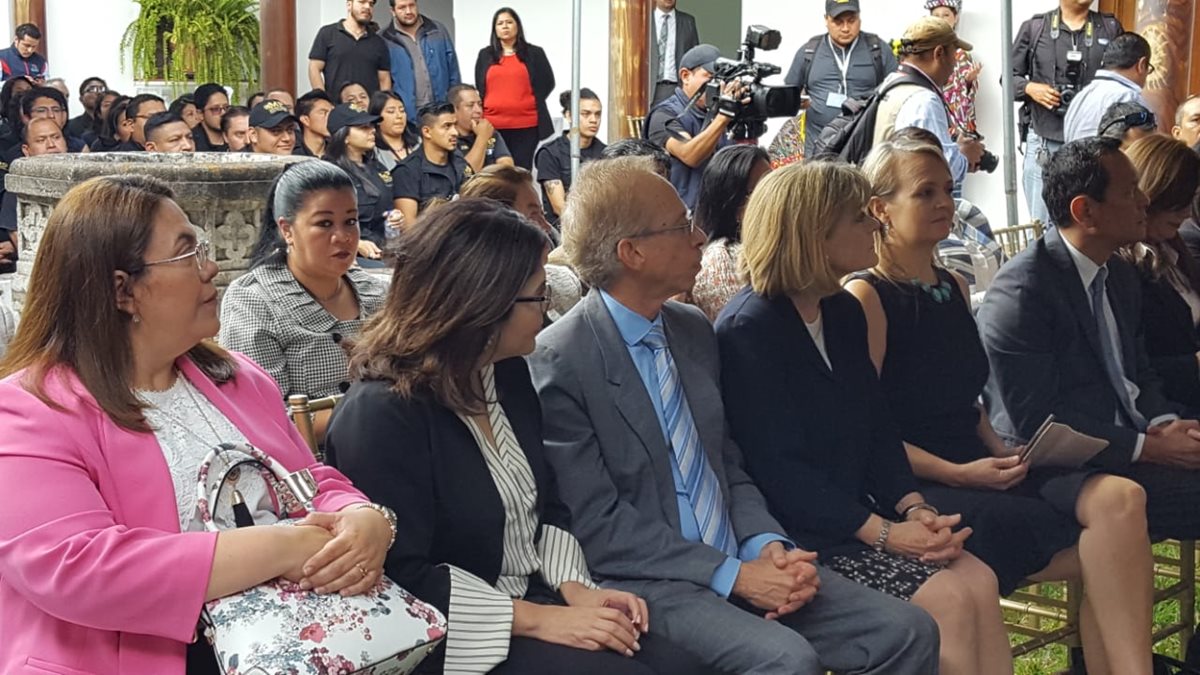 Invitados especiales a la inauguración de la Fiscalía Distrital de Sacatepéquez. (Foto Prensa Libre: Nery Gálvez)