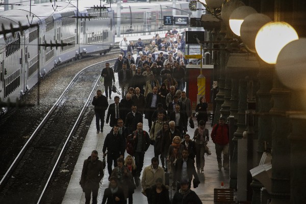 Varios pasajeros se ven afectadoa por una huelga de trenes en Francia. (Foto Prensa Libre:AP).