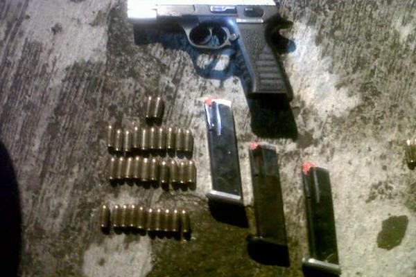 Menor detenida en Mazatenango con dos pistola ilegales, la detenida viajó de la capital a esta ciudad. (Foto Prensa Libre: PNC)<br _mce_bogus="1"/>
