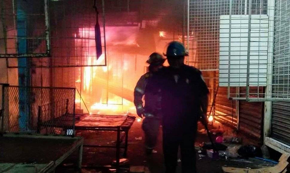 Incendio de grandes proporciones consume mercado público de Managua, Nicaragua. (Foto Prensa Libre: EFE)