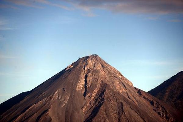 El volcán Fuego en Escuintla, ha lanzado ceniza a una altura de hasta cuatro mil 500 metros.