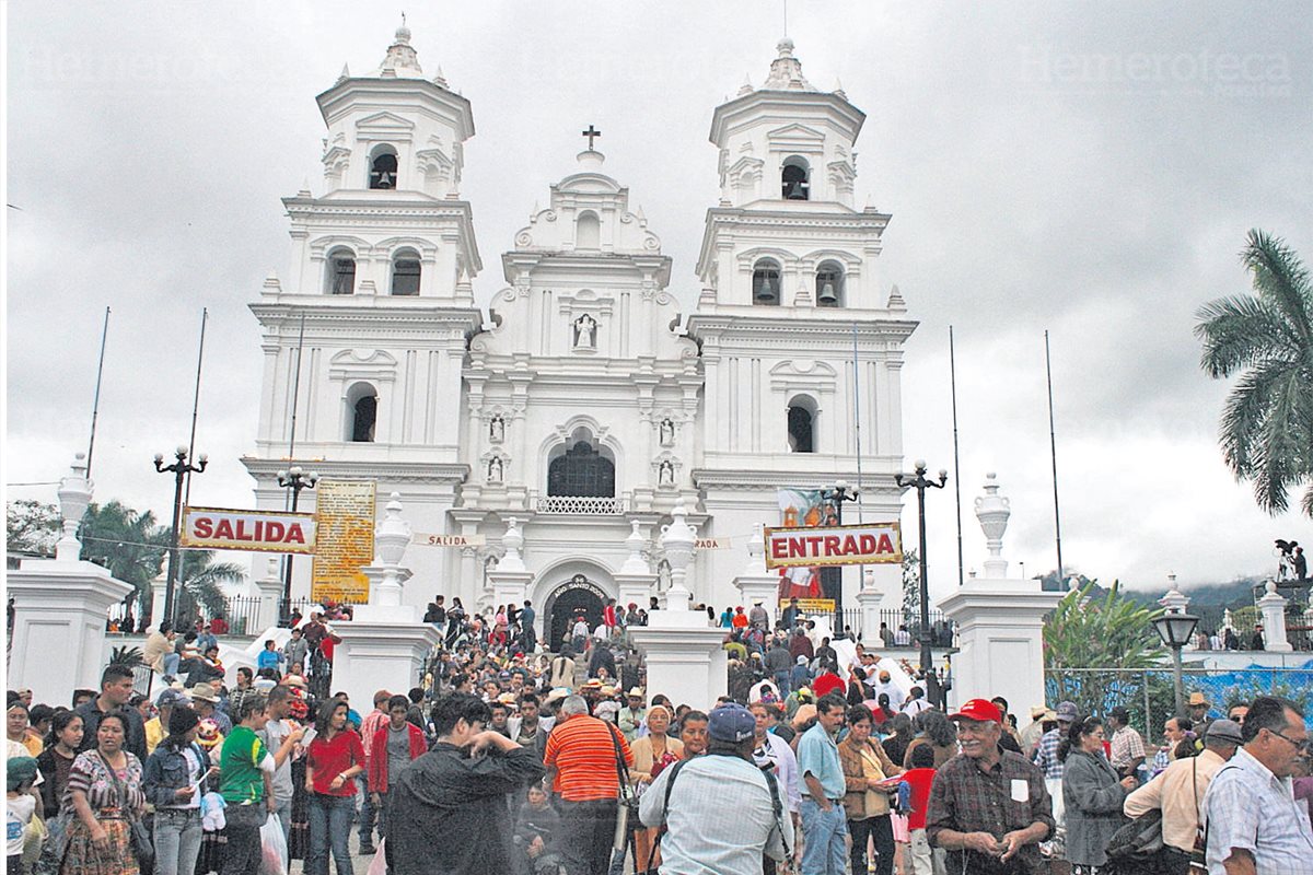 La Basílica de Esquipulas, Chiquimula, se vio abarrotada , por fieles católicos  durante la celebración de los 250 años del templo 15/1/2009. (Foto: Hemeroteca PL)