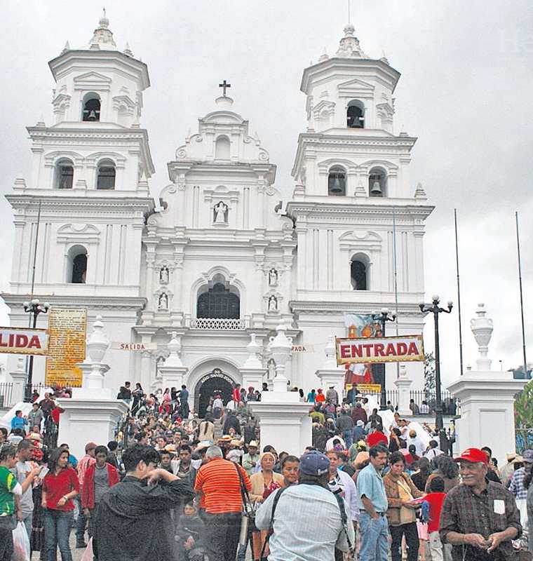 La Basílica de Esquipulas, Chiquimula, se vio abarrotada , por fieles católicos  durante la celebración de los 250 años del templo 15/1/2009. (Foto: Hemeroteca PL)