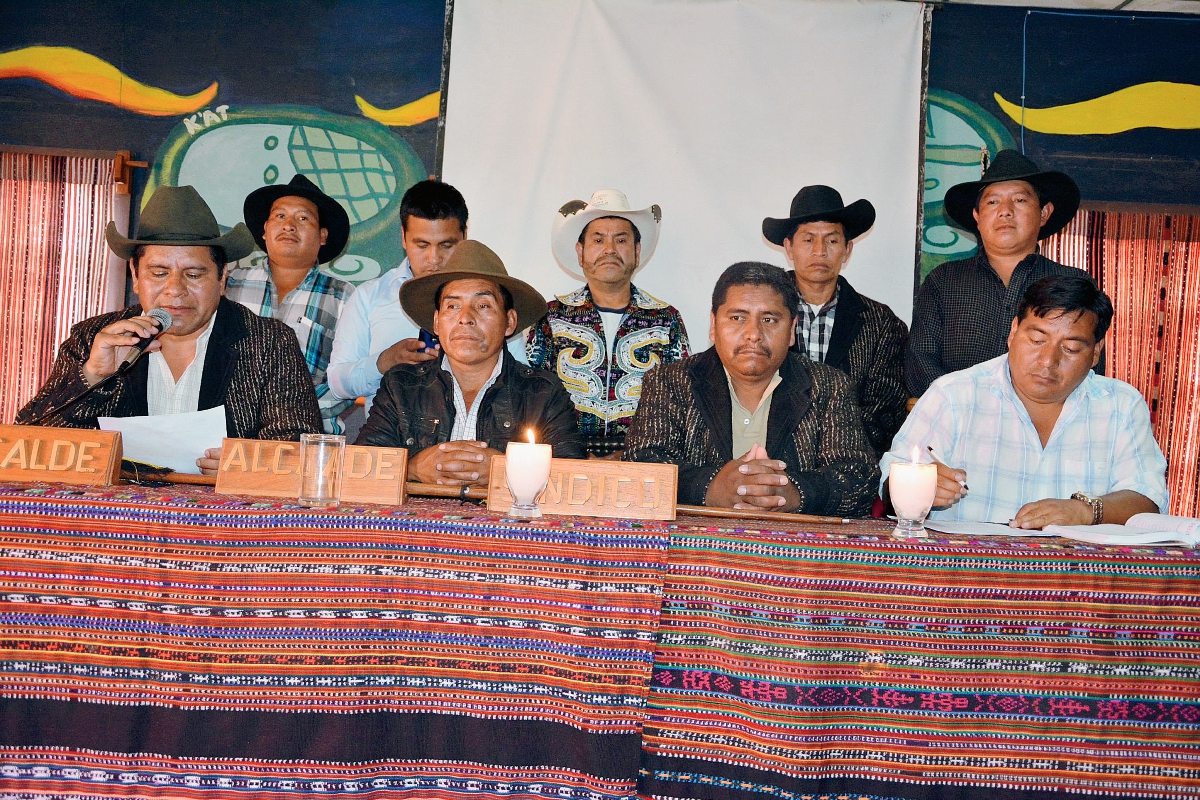 Alcaldes indígenas  de Sololá se manifestaron en contra de funcionarios capturados por el caso SAT. (Foto Prensa Libre: Édgar René Sáenz)