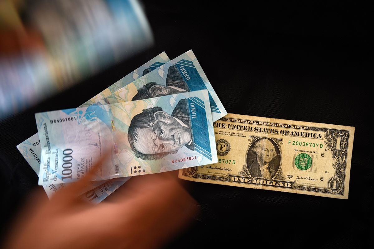 El Gobierno de Venezuela relajó el pasado jueves los estrictos controles cambiarios que estableció por primera vez hace 15 años. (Foto Prensa Libre: AFP)