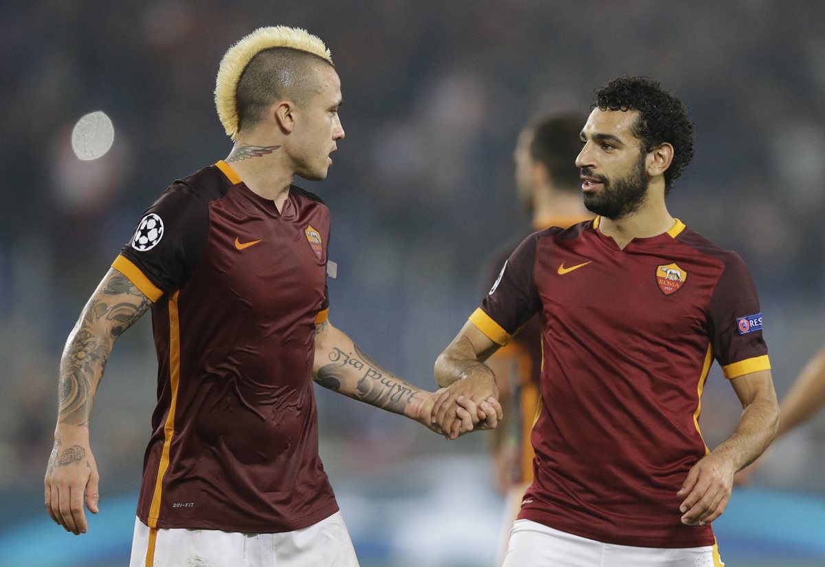 Radja Nainggolan felicita a Mohamed Salah por su anotación. (Foto Prensa Libre: AP)
