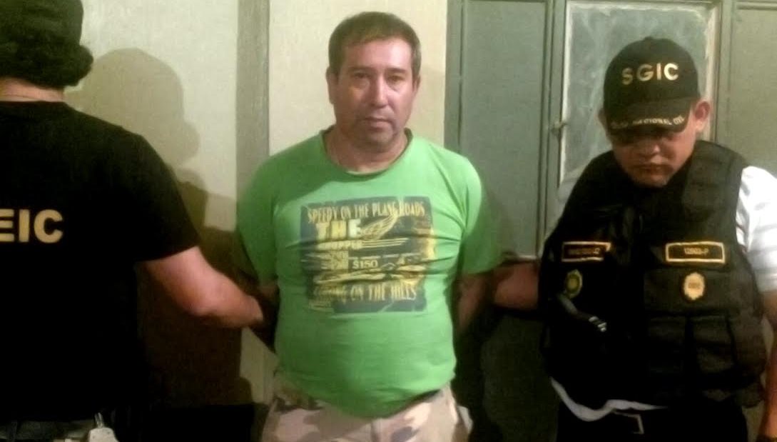 Óscar Eduardo Cordón Linares es trasladado a un juzgado de Izabal, por delitos de abuso sexual. (Foto Prensa Libre: Dony Stewart)