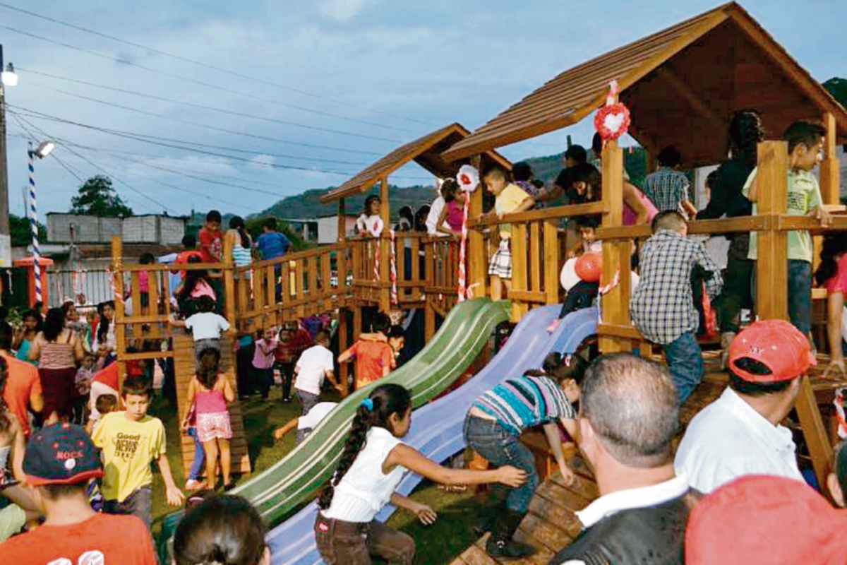 Decenas de  niños participan en la inauguración del sitio de entretenimiento, en  barrio El Calvario.