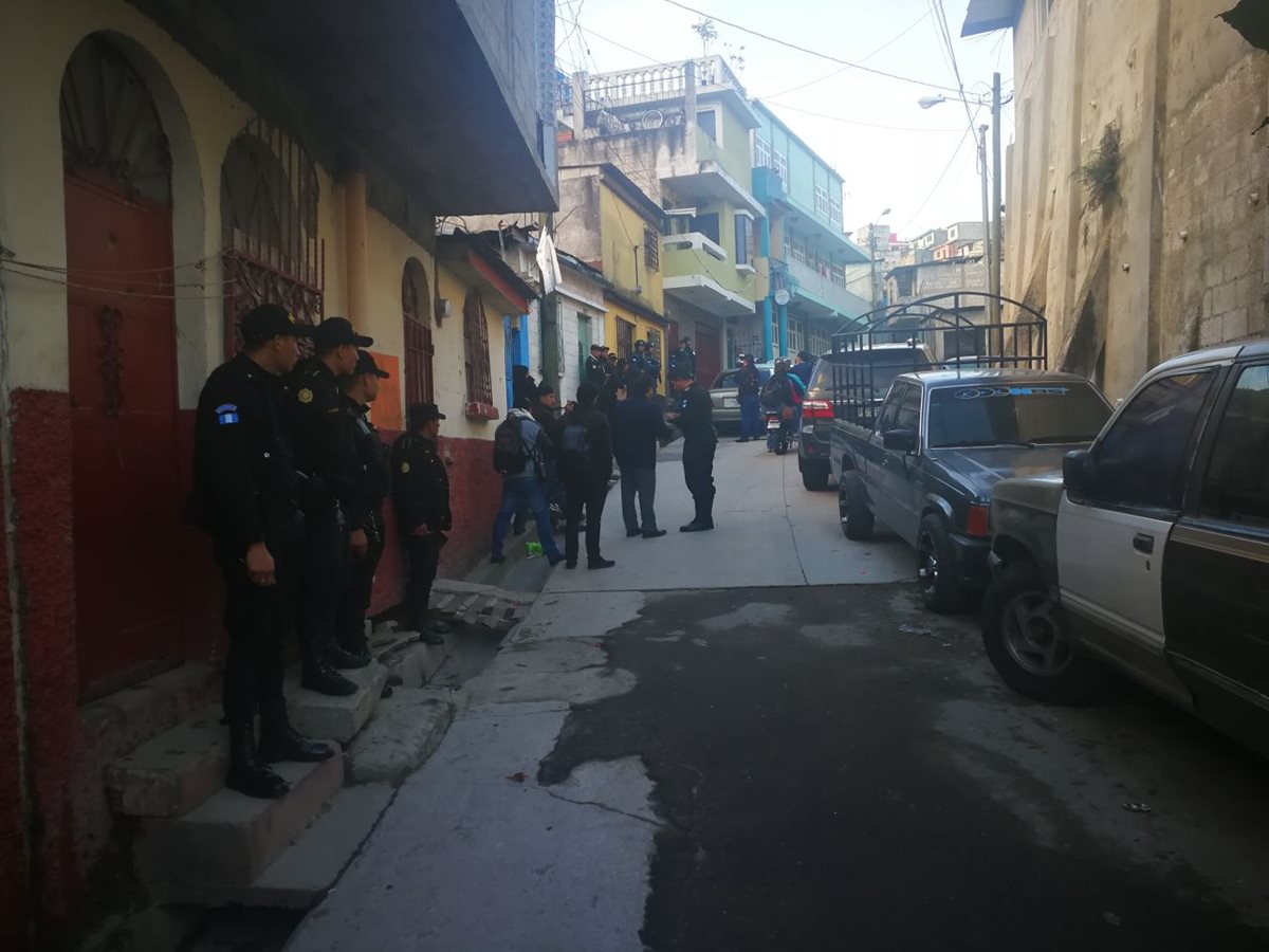 Los 14 allanamientos se realizan en Guatemala y El Progreso para capturar a nueve integrantes de la estructura Los del Punto. (Foto Prensa Libre: Estuardo Paredes)