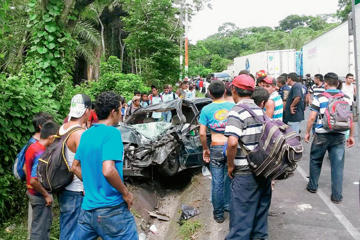 Un vehículo quedó destruido cuando chocó con un tráiler en el km 226 de la ruta a suroccidente, en Coatepeque, Quetzaltenango. (Foto Prensa Libre: Alexander Coyoy)
