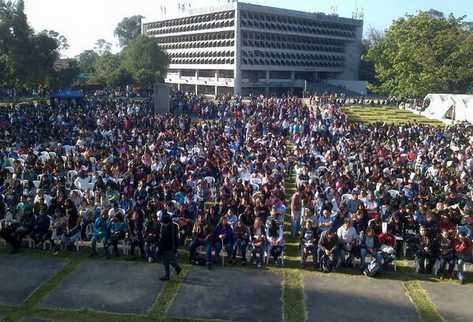 Cientos de estudiantes participan en la inauguración de los cursos libres de la Usac, en diciembre de 2018. (Foto Prensa Libre: Carlos Alvarez)