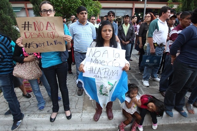 Varias personas manifiestan en favor de los comunitarios que mantienen un plantón frente a la Mina El Tambor. (Foto Prensa Libre: Hemeroteca PL)