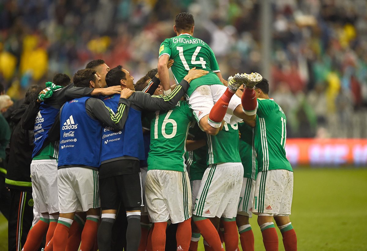 Los jugadores de México celebran el gol de Lozano que al final significó la clasificación de los aztecas al Mundial de Rusia 2018. (Foto Prensa Libre: AFP)