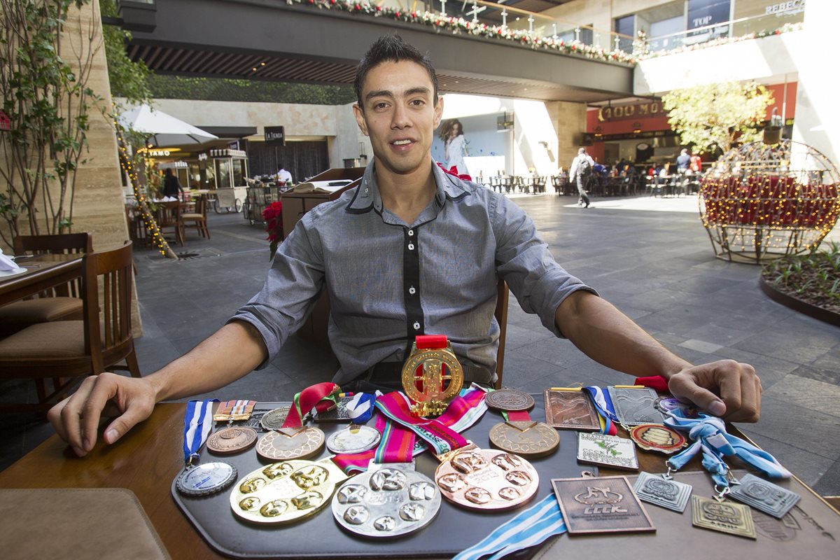 El karateca guatemalteco ha tenido una carrera exitosa y la comparte con las medallas. (Foto Prensa Libre: Norvin Mendoza)