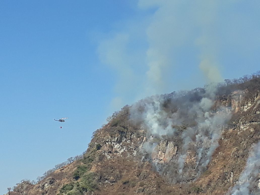 Un incendio que se originó esta semana en el Volcán San Pedro aún no ha sido controlado. (Foto Prensa Libre: Ángel Julajuj)