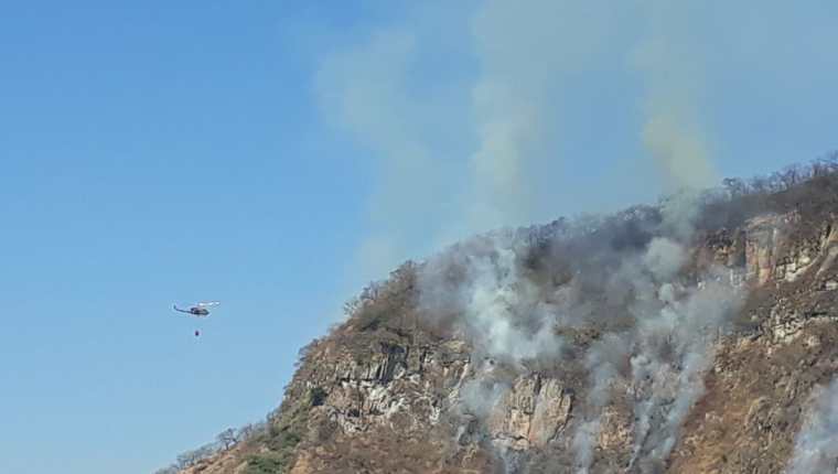 Un incendio que se originó esta semana en el Volcán San Pedro aún no ha sido controlado. (Foto Prensa Libre: Ángel Julajuj)