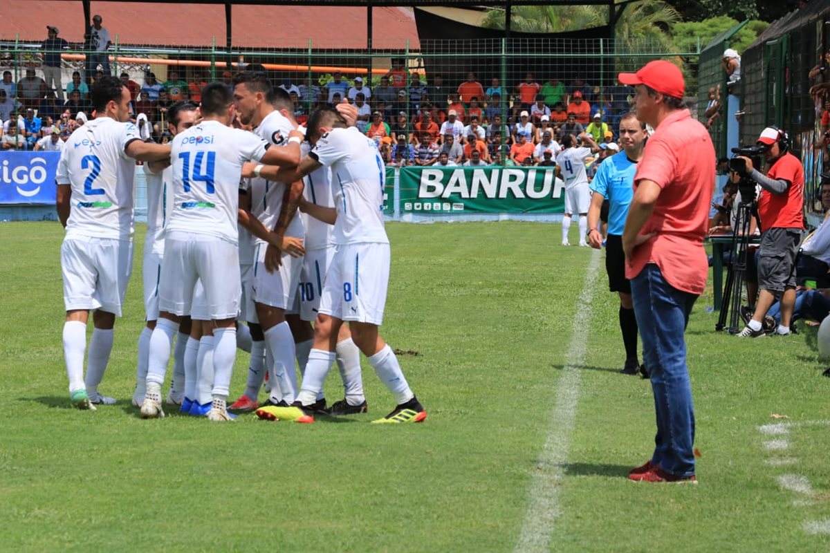 Los jugadores de Comunicaciones festejaron en Siquinalá. (Foto Prensa Libre: Carlos Paredes)
