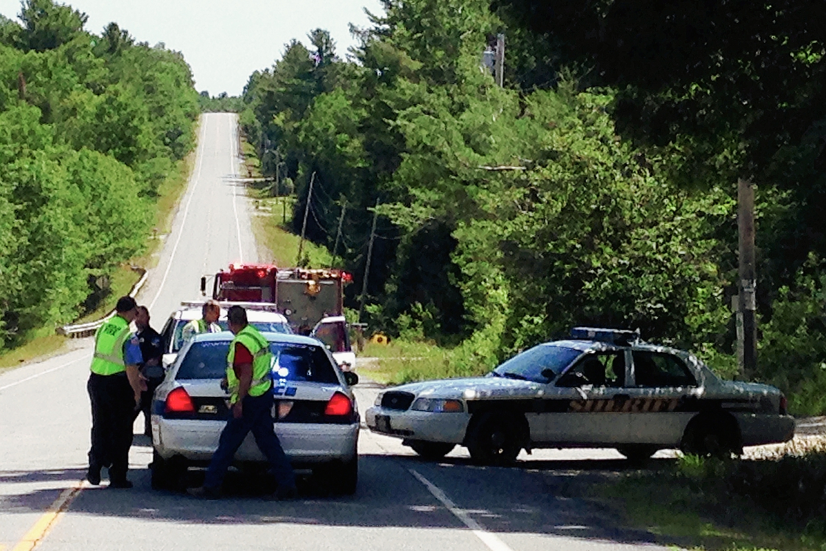 Agentes de la Policía resguardan el área donde ocurrió la balacera. (Foto Prensa Libre: AP).