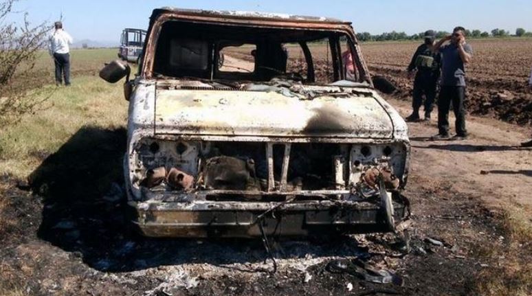 El vehículo donde se transportaban los australianos quedo calcinado a orilla de la carretera. (Foto Prensa Libre: AP).