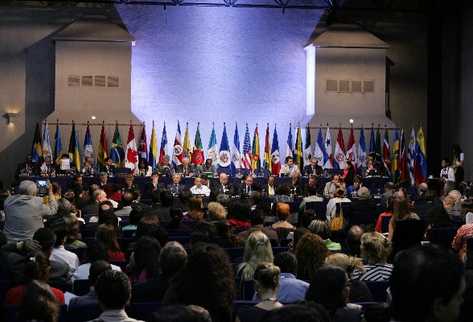 Jefes de delegaciones y representantes de más de 300 organizaciones de la sociedad civil, durante la reunión de ayer con el secretario general de la OEA, exponen sus planteamientos sobre el uso de drogas.