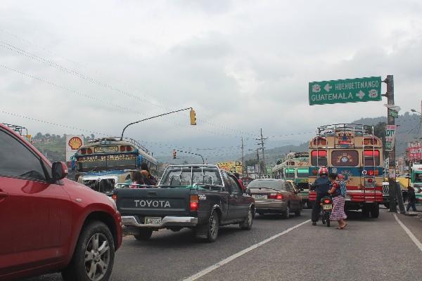 Peatones tienen dificultades para atravesar carretera.