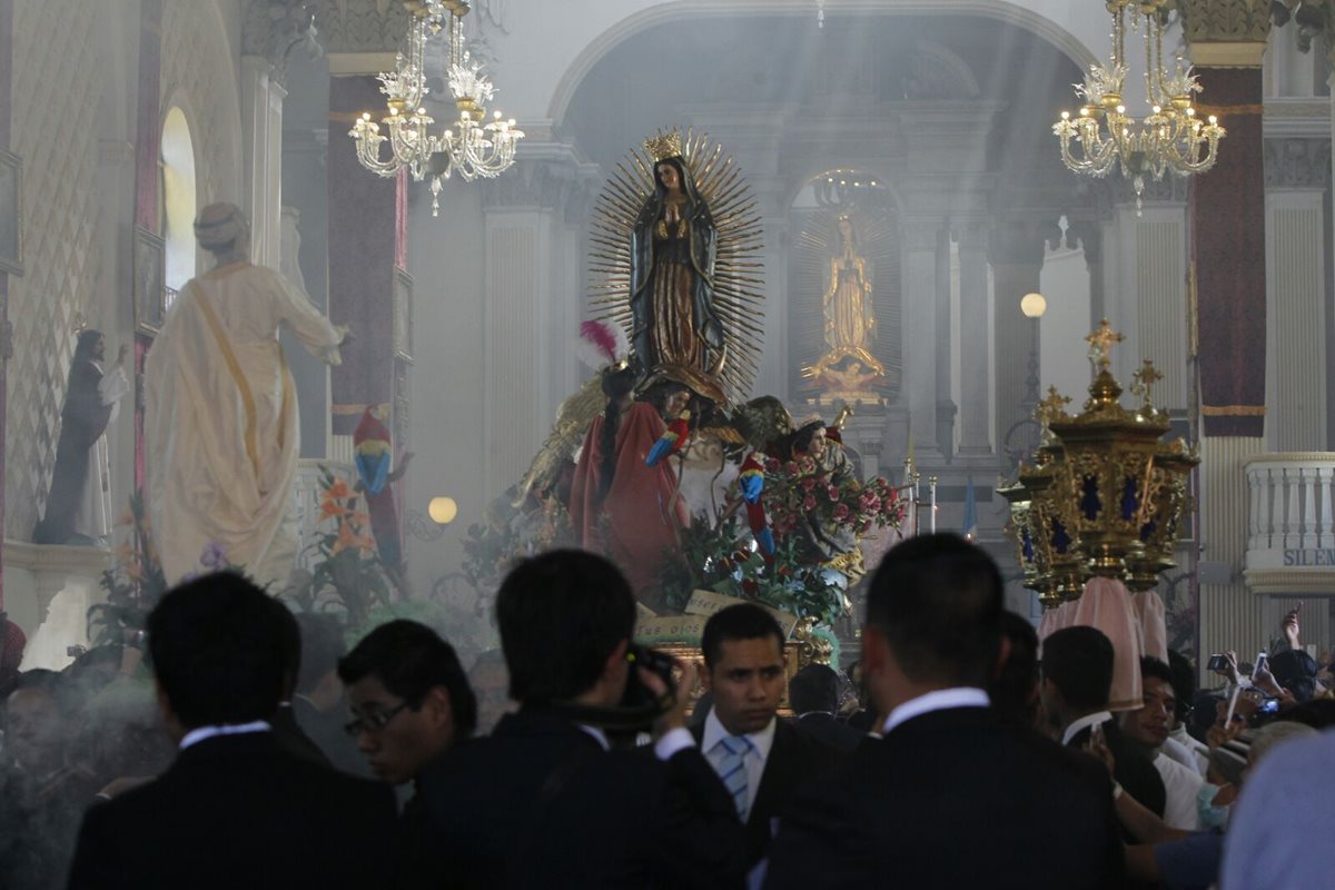 El cortejo de la Virgen inició su recorrido a las 13 horas (Foto Prensa Libre: Paulo Raquec)