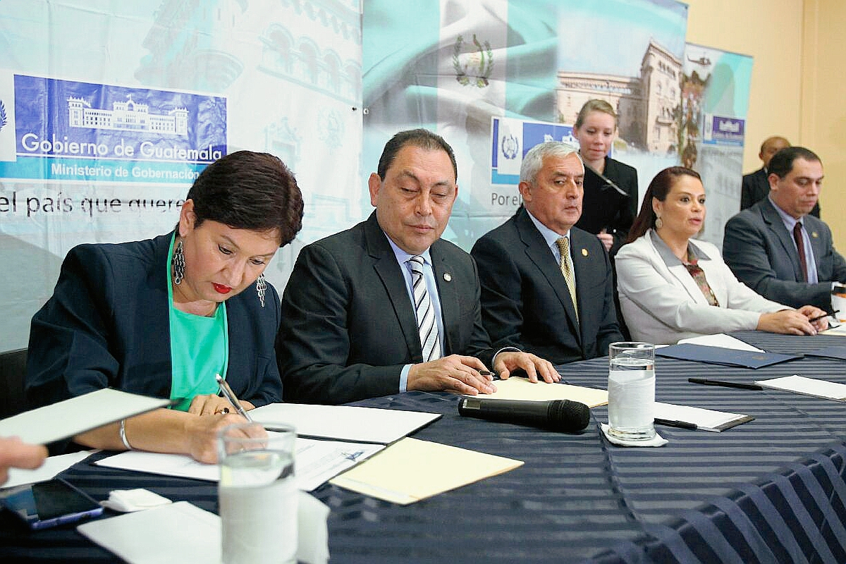 Autoridades del  OJ y Gobernación firmaron acuerdo para la atención de reos en hospital que construirán ( Foto Prensa Libre:Esbin García)